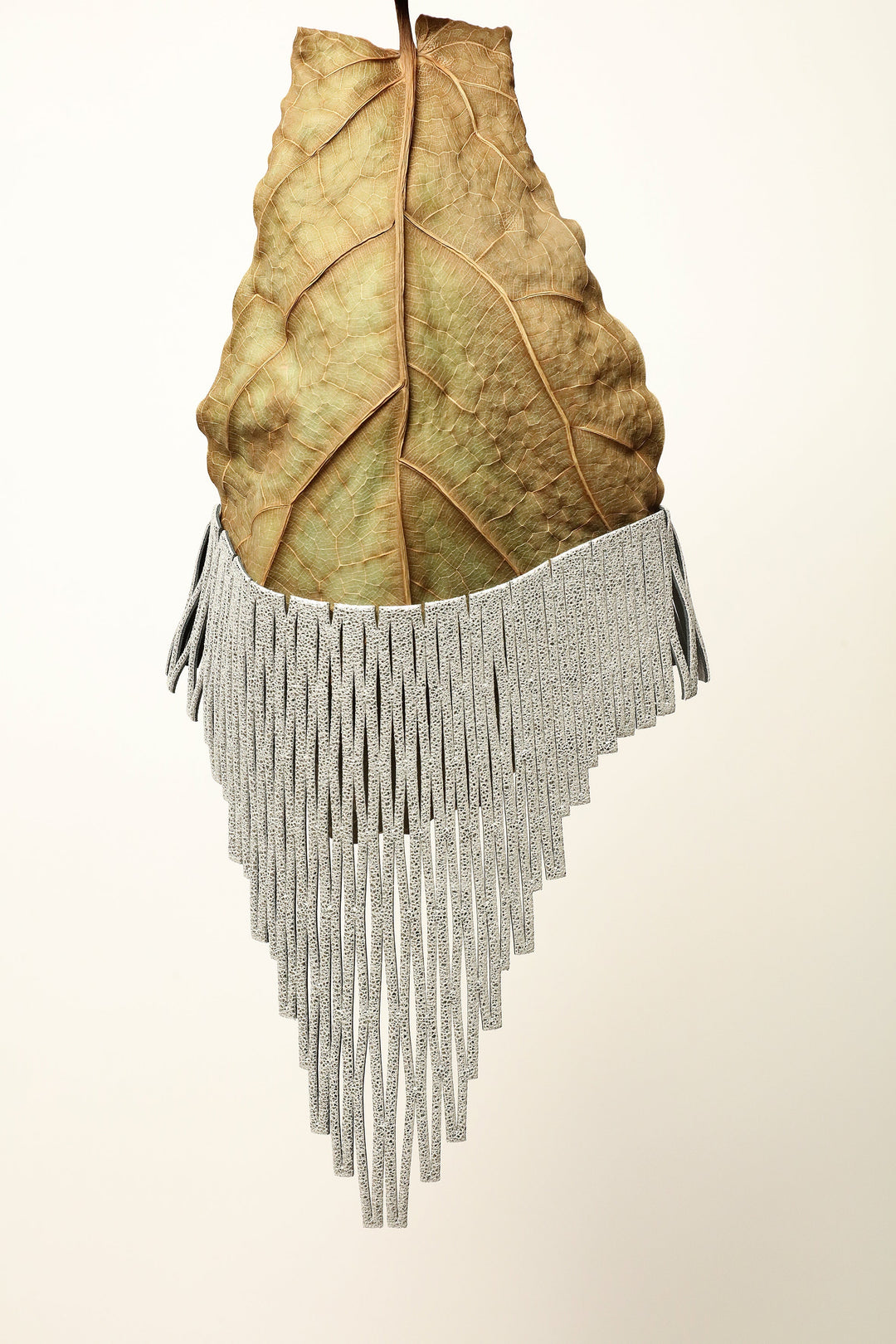 Luminous Silver leather necklace by SO-LE STUDIO, handcrafted in Tuscany, silver-toned diamond-shaped elements in a cascading sculptural design, lightweight and fluid on the neckline
