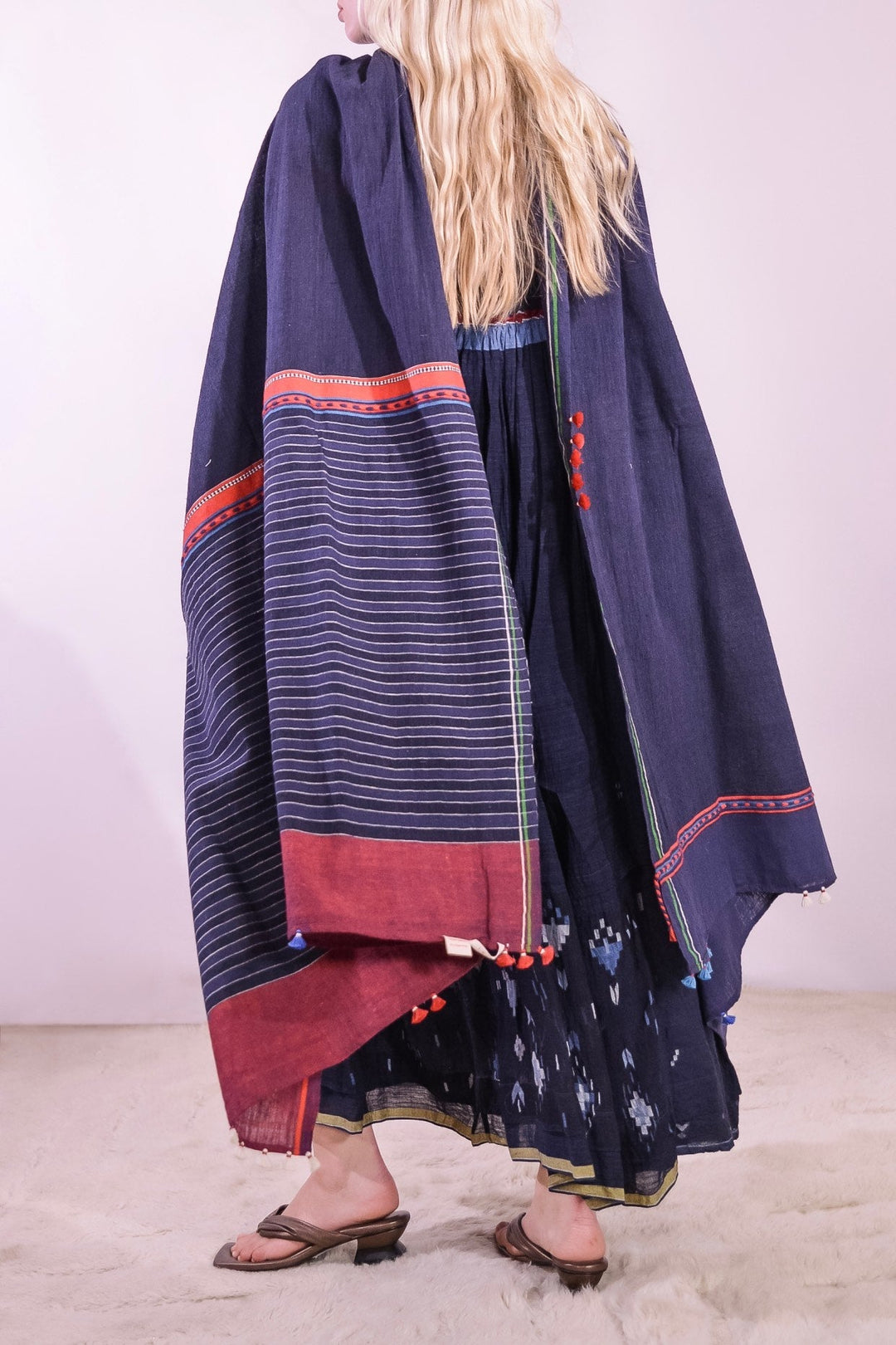 The handwoven organic cotton and traditional Jamdani craftsmanship of the Amber 73 Slip Dress by Injiri, curated by House of Nomad Stories.
Image name: