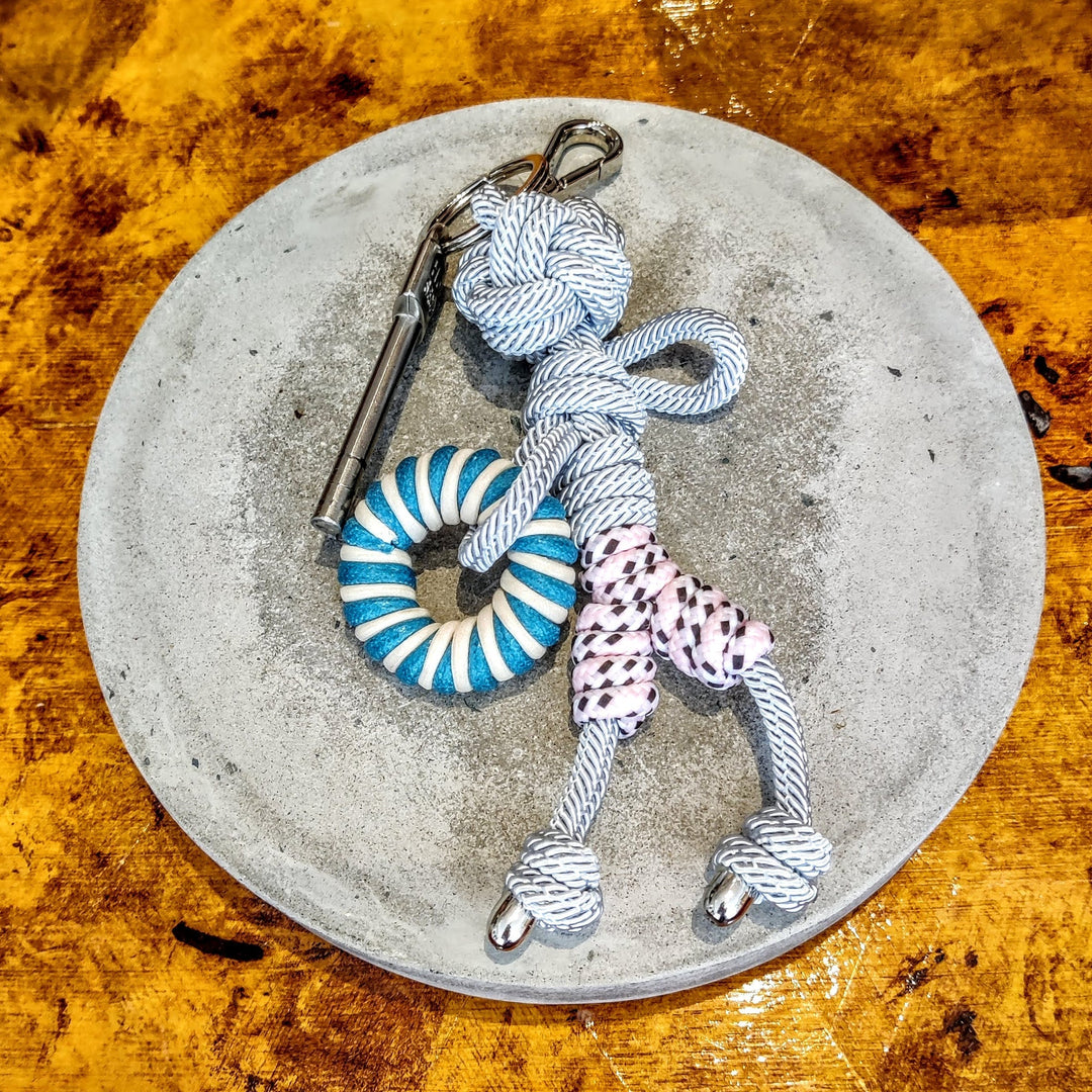Charlie Keyring by MY BOB, a 20 cm handmade macramé accessory inspired by 70s style, crafted in Italy. Adds a colorful, personal touch to bags or keys. Comes with a soft cotton pouch.