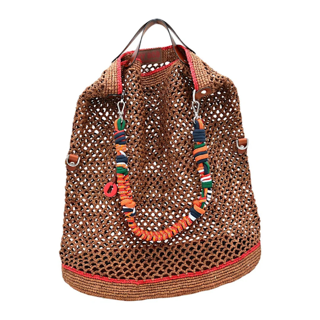 The Colin Bag by MY BOB is a soft, lightweight raffia bag made from 100% natural eco-friendly materials. Handmade in Belgium, perfect for everyday wear and travel. Personalize it with unique keyrings or straps.