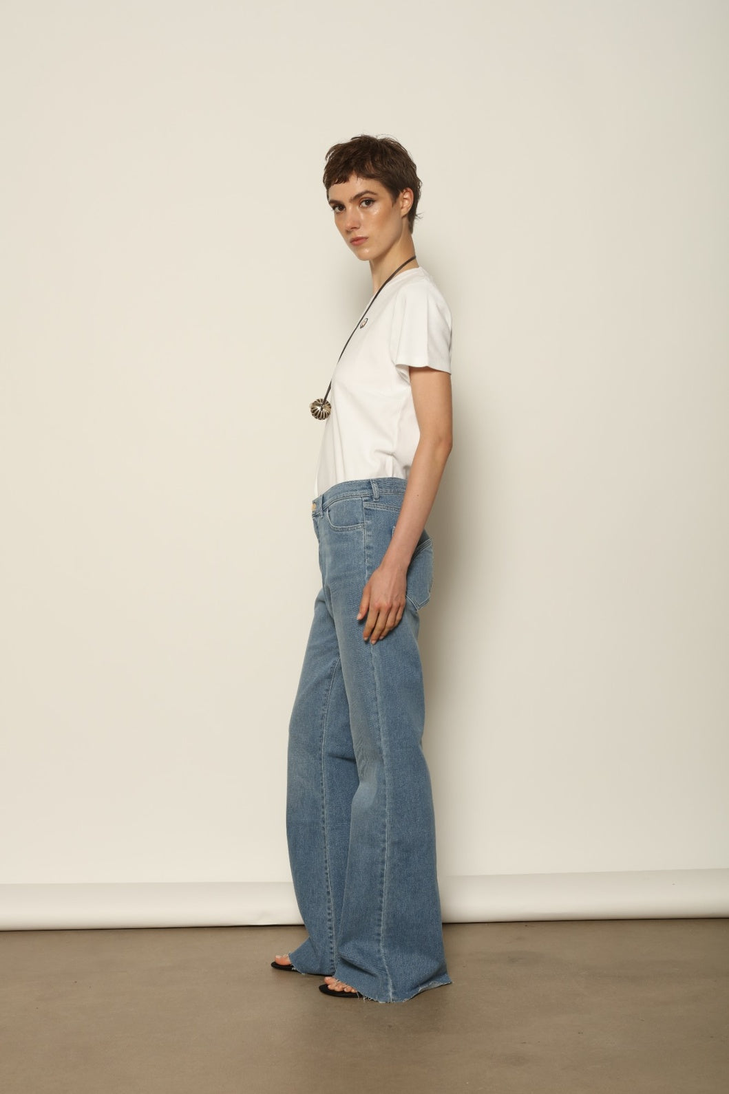 Front view of Le Cotton Pantalon Tulipe by HAPPY HAUS, showing the flattering mid to high waist and natural wooden button.