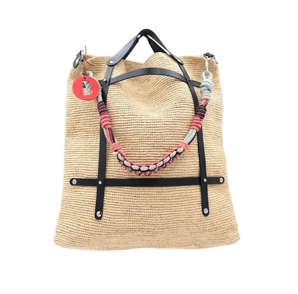 Optimiste Bag by MY BOB, handcrafted in Belgium from 100% natural raffia. Lightweight, durable, and eco-friendly with a flexible design. Spacious 40x43 cm size, perfect for everyday wear and travel. Personalizable with MY BOB handmade characters and keyrings for a unique, stylish touch.