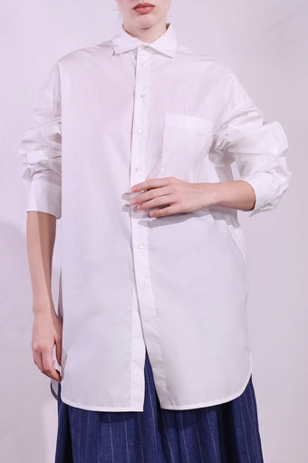 Refined Oscar Shirt made from 100% organic cotton with a crisp paper-touch finish, featuring minimalist design, clean lines, and classic collar. Handmade by House of Nomad Stories in Italy’s Piedmont region, combining sustainable luxury, fine tailoring, and timeless style.