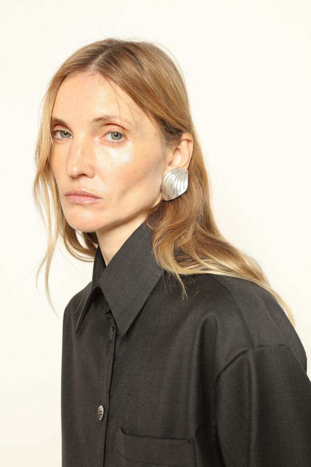Loto Silver Leather Earrings by SO-LE STUDIO, part of the curated selection at House of Nomad Stories, handcrafted in Tuscany from upcycled Italian leather with a luminous silver-toned finish and fluid lotus-inspired form.