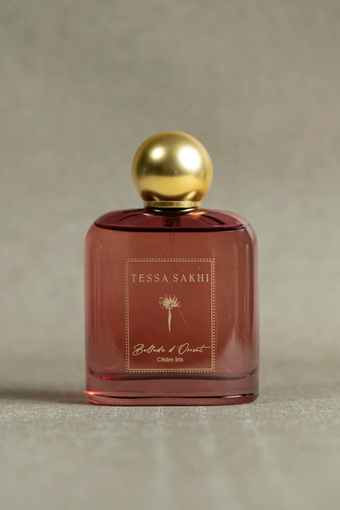 Bottle of Ballade d’Orient – Cèdre Iris by Tessa Sakhi, a floral and woody Eau de Parfum for women with notes of rose, iris, cedar, and tonka beans. A joyful and grounding fragrance curated by House of Nomad Stories.
