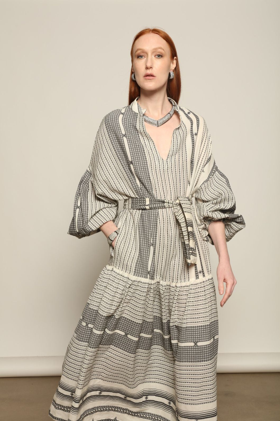 Discover the Chemena Dress by House of Nomad Stories, crafted in India from 100% organic handspun Kahla cotton. A relaxed, fluid silhouette with a refined feel.