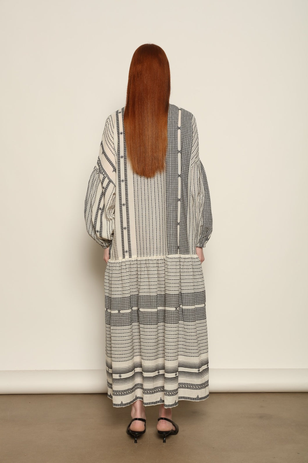 Discover the Chemena Dress by House of Nomad Stories, crafted in India from 100% organic handspun Kahla cotton. A relaxed, fluid silhouette with a refined feel.