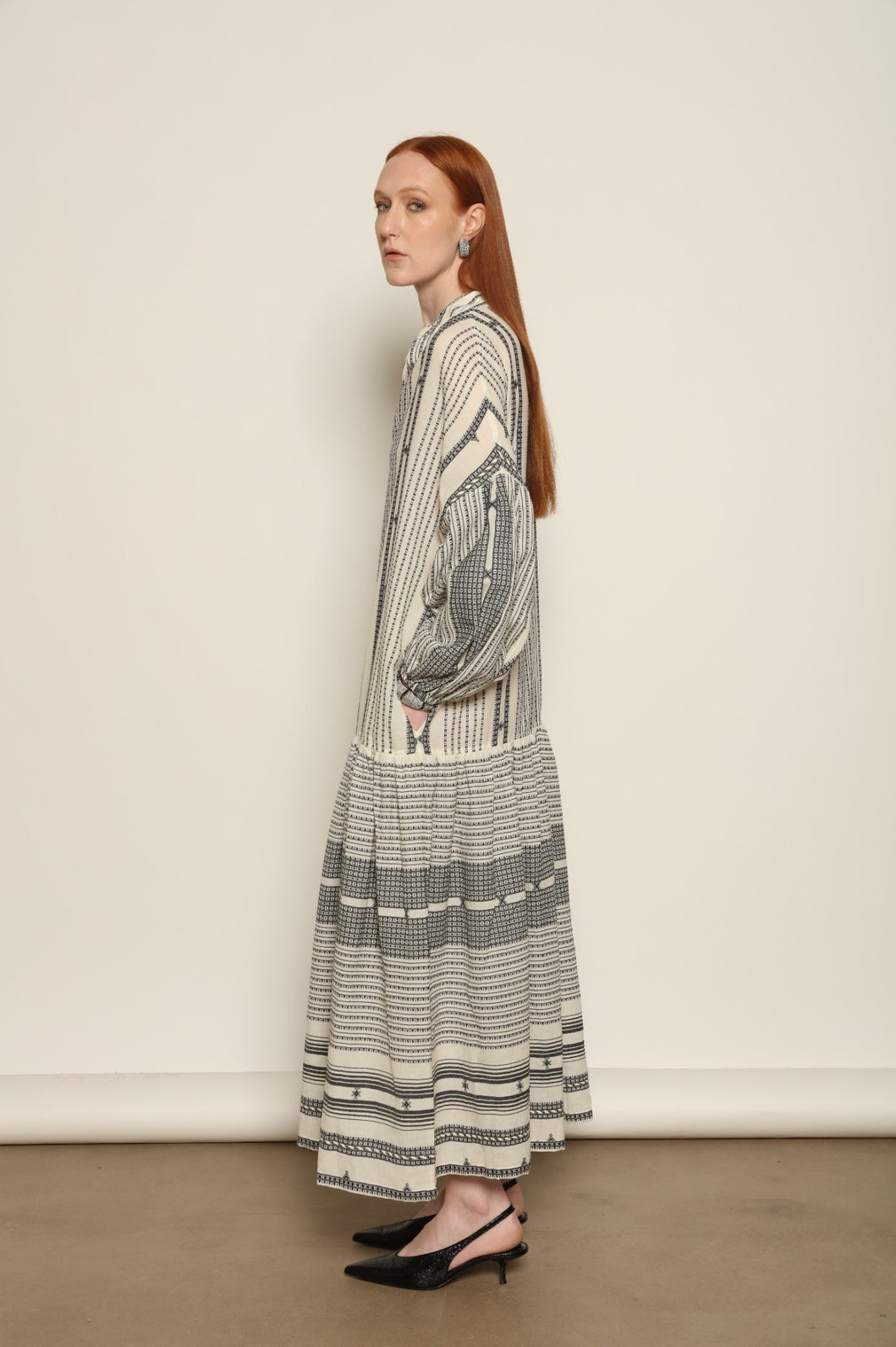 Discover the Chemena Dress by House of Nomad Stories, crafted in India from 100% organic handspun Kahla cotton. A relaxed, fluid silhouette with a refined feel.