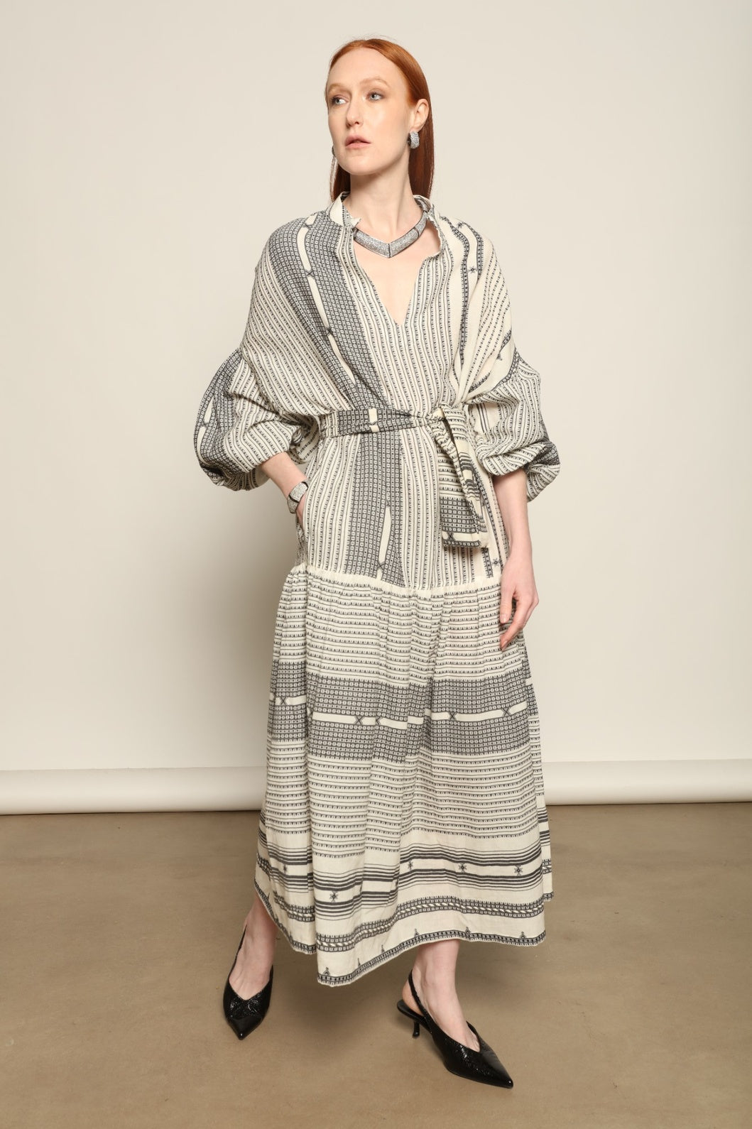 Discover the Chemena Dress by House of Nomad Stories, crafted in India from 100% organic handspun Kahla cotton. A relaxed, fluid silhouette with a refined feel.