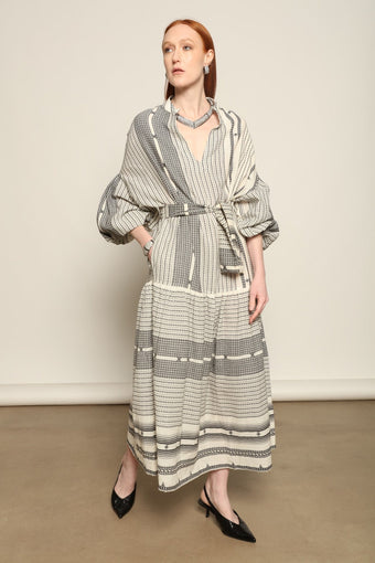 Discover the Chemena Dress by House of Nomad Stories, crafted in India from 100% organic handspun Kahla cotton. A relaxed, fluid silhouette with a refined feel.