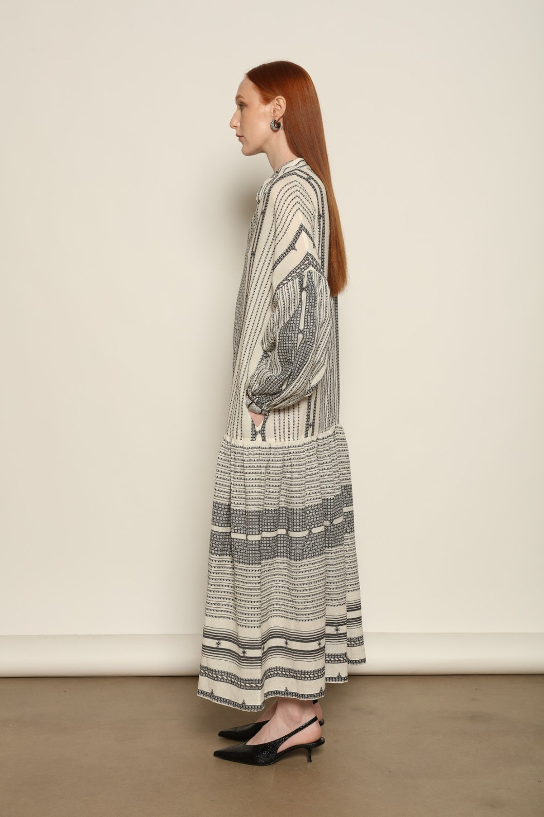 Discover the Chemena Dress by House of Nomad Stories, crafted in India from 100% organic handspun Kahla cotton. A relaxed, fluid silhouette with a refined feel.