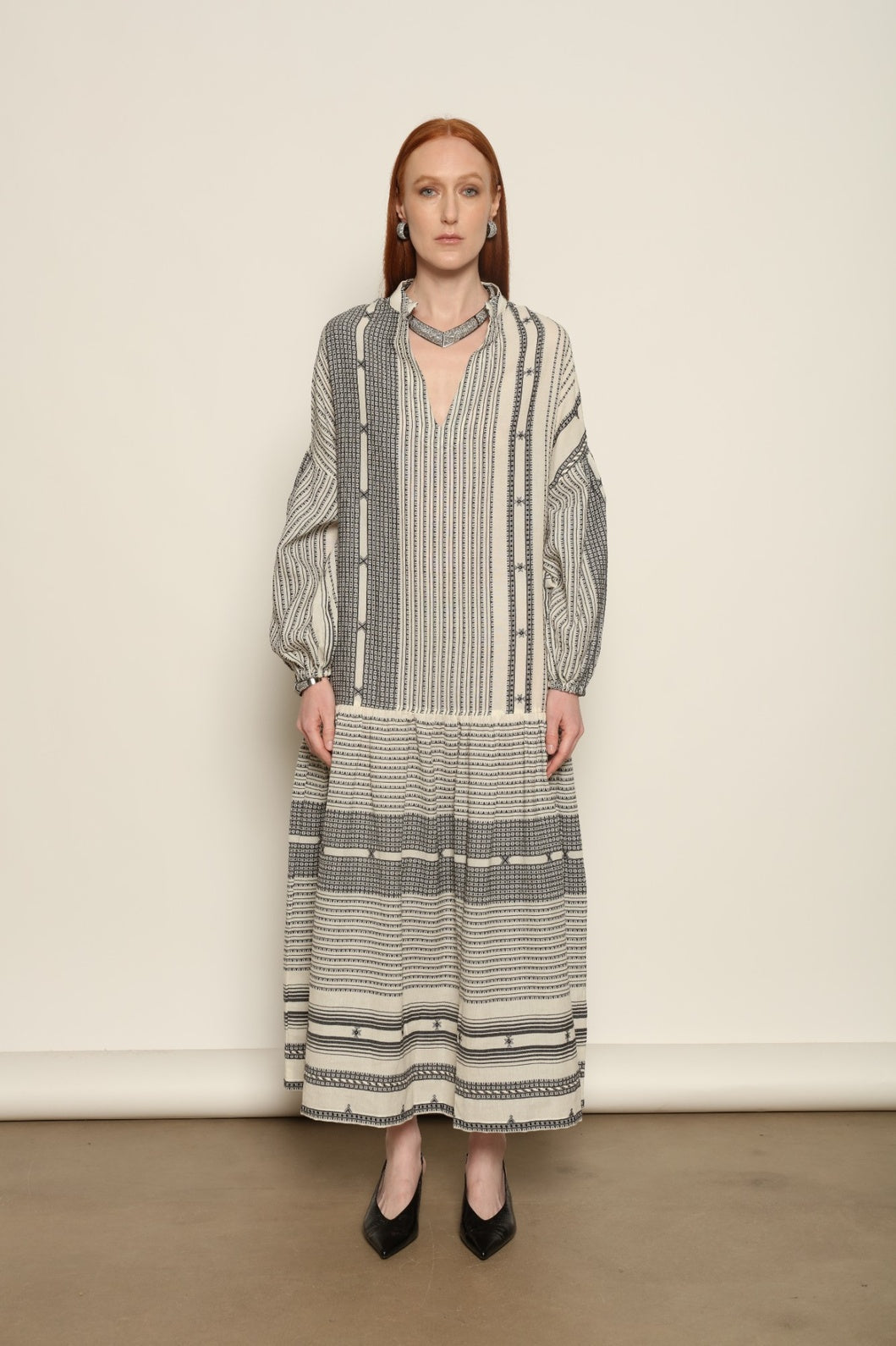 Discover the Chemena Dress by House of Nomad Stories, crafted in India from 100% organic handspun Kahla cotton. A relaxed, fluid silhouette with a refined feel.