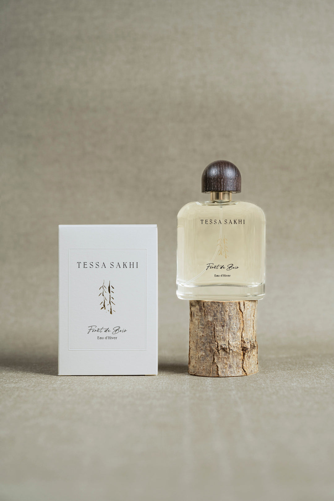 Bottle of Forêt de bois – Eau d’Hiver by Tessa Sakhi, a unisex woody and spicy Eau de Parfum with notes of juniper, cedar, tobacco, and ambergris. A sophisticated and mysterious fragrance curated by House of Nomad Stories.