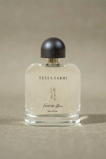 Bottle of Forêt de bois – Eau d’Hiver by Tessa Sakhi, a unisex woody and spicy Eau de Parfum with notes of juniper, cedar, tobacco, and ambergris. A sophisticated and mysterious fragrance curated by House of Nomad Stories.