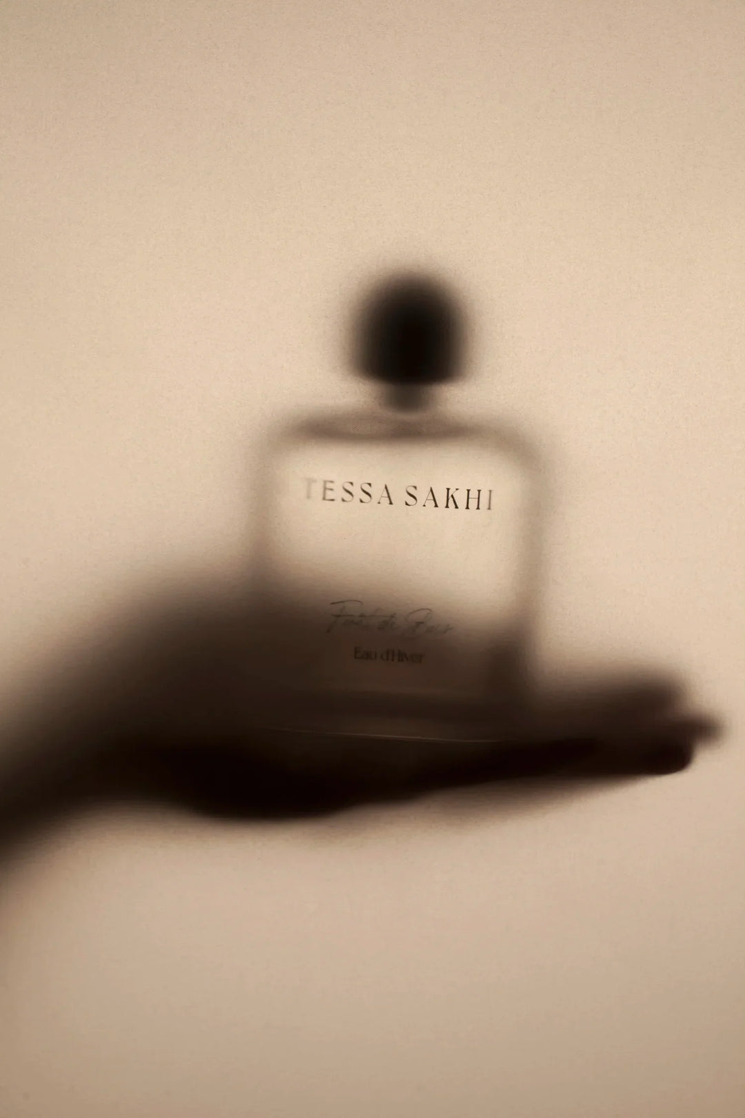 Bottle of Forêt de bois – Eau d’Hiver by Tessa Sakhi, a unisex woody and spicy Eau de Parfum with notes of juniper, cedar, tobacco, and ambergris. A sophisticated and mysterious fragrance curated by House of Nomad Stories.