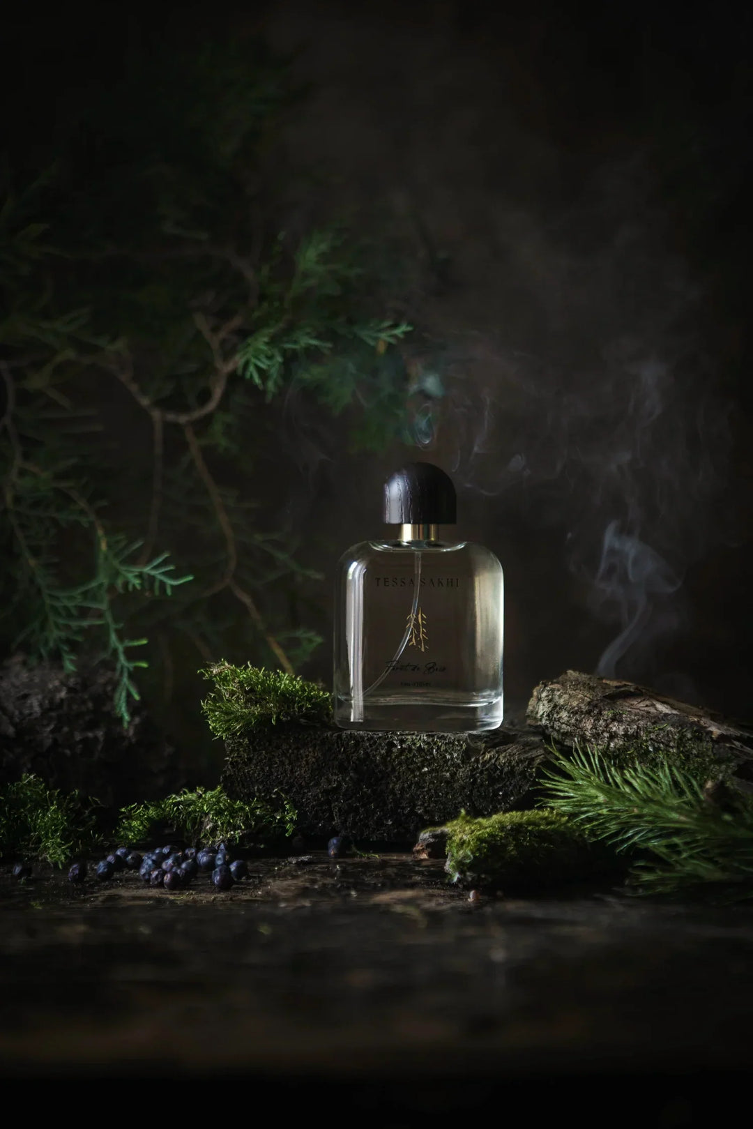 Bottle of Forêt de bois – Eau d’Hiver by Tessa Sakhi, a unisex woody and spicy Eau de Parfum with notes of juniper, cedar, tobacco, and ambergris. A sophisticated and mysterious fragrance curated by House of Nomad Stories.
