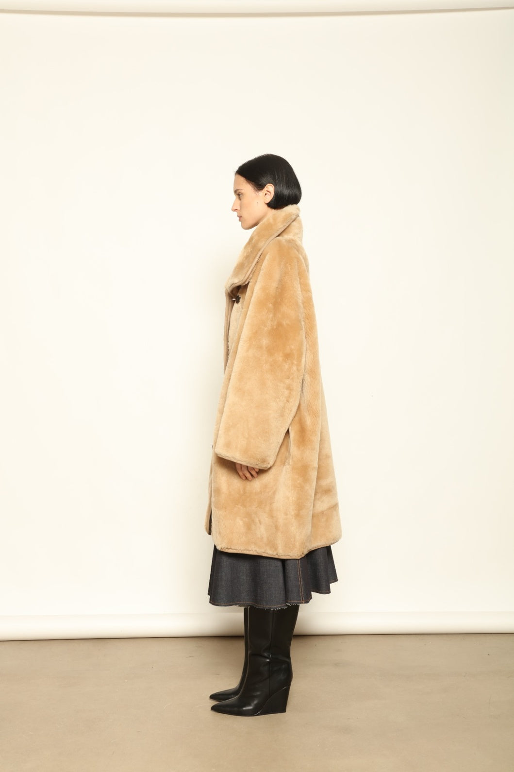 Giselle Camel Long Silky Peach Jacket by Novelle – handcrafted reversible Italian coat in nappa leather and shearling, photographed in soft natural light for House of Woven Stories.