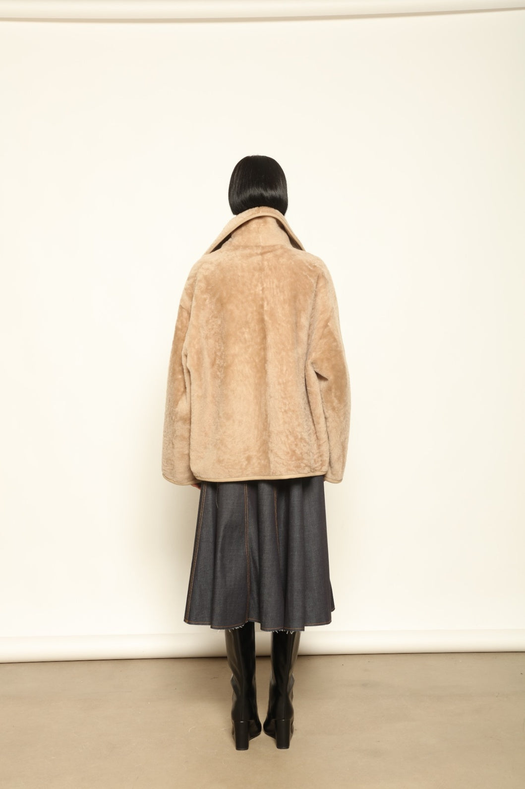 Giselle Short Camel Jacket by Novelle – handcrafted reversible Italian jacket in shearling and nappa leather, shown in warm camel tone, styled on model Mareksha for House of Nomad Stories.
