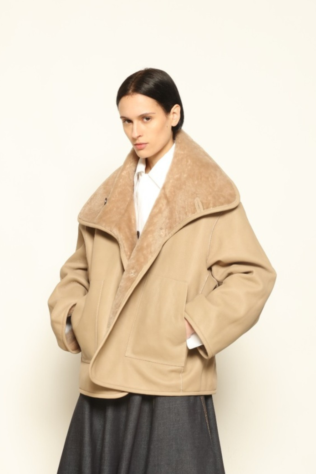 Giselle Short Camel Jacket by Novelle – handcrafted reversible Italian jacket in shearling and nappa leather, shown in warm camel tone, styled on model Mareksha for House of Nomad Stories.
