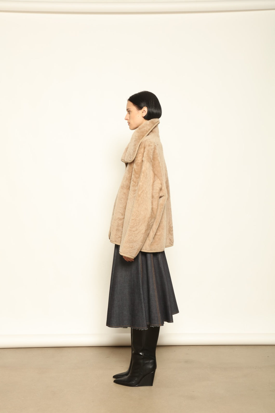 Giselle Short Camel Jacket by Novelle – handcrafted reversible Italian jacket in shearling and nappa leather, shown in warm camel tone, styled on model Mareksha for House of Nomad Stories.