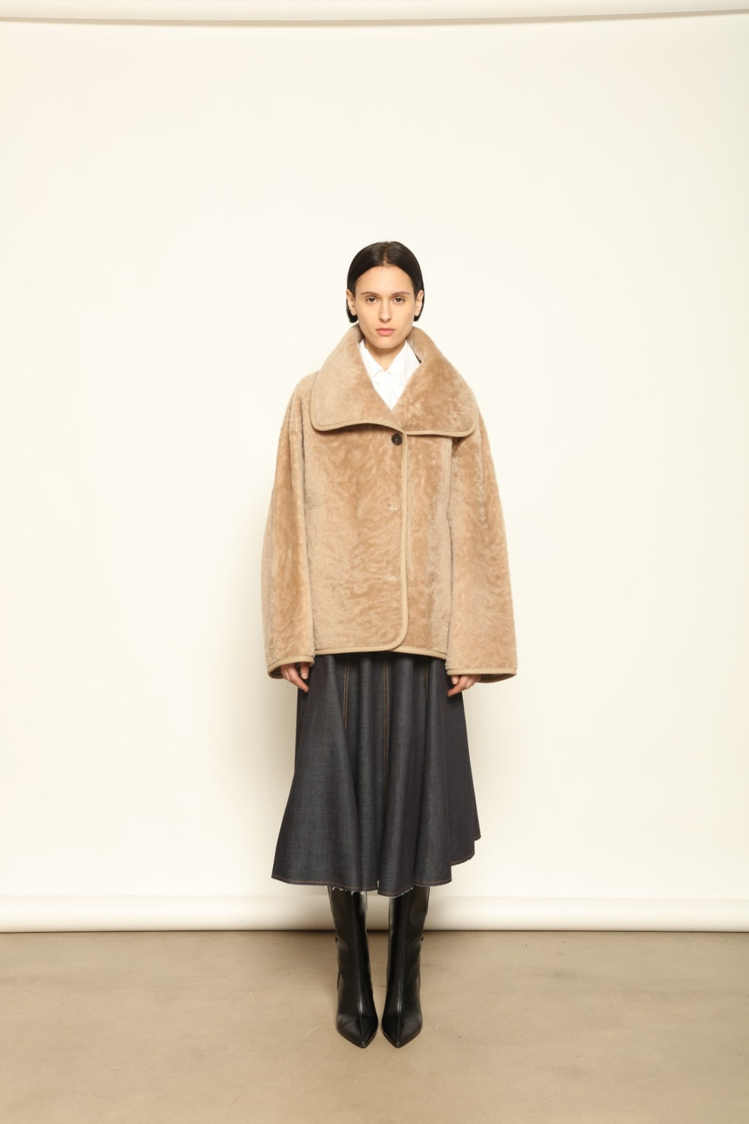 Giselle Short Camel Jacket by Novelle – handcrafted reversible Italian jacket in shearling and nappa leather, shown in warm camel tone, styled on model Mareksha for House of Nomad Stories.