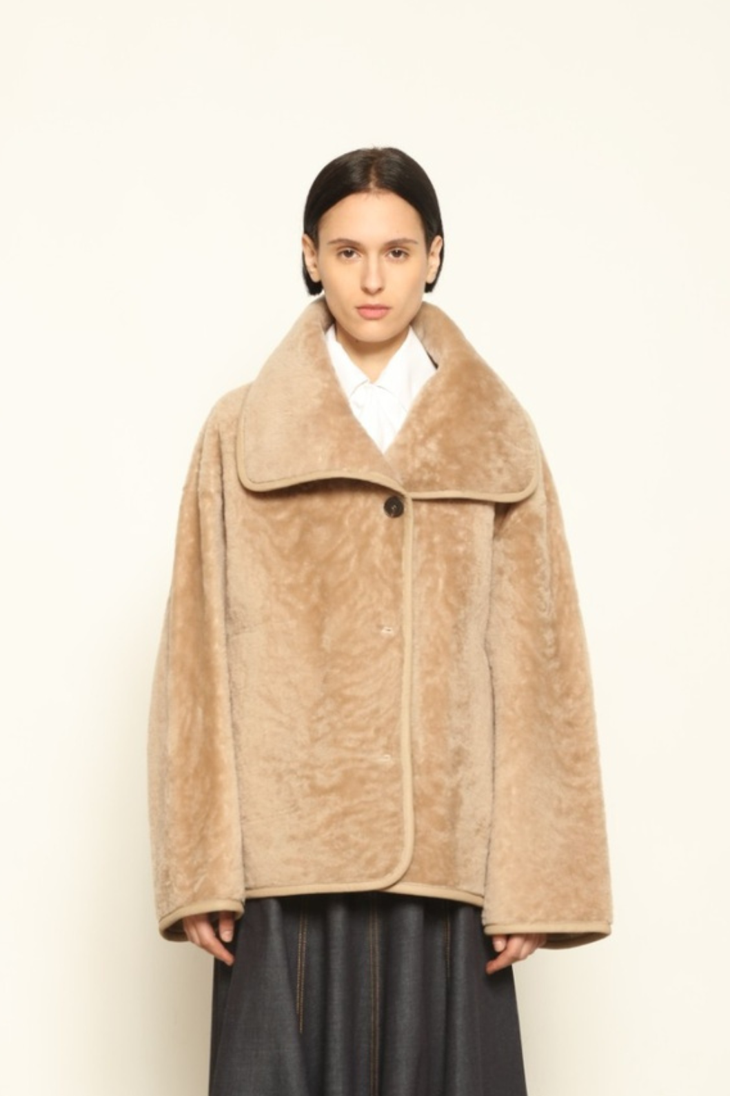 Giselle Short Camel Jacket by Novelle – handcrafted reversible Italian jacket in shearling and nappa leather, shown in warm camel tone, styled on model Mareksha for House of Nomad Stories.