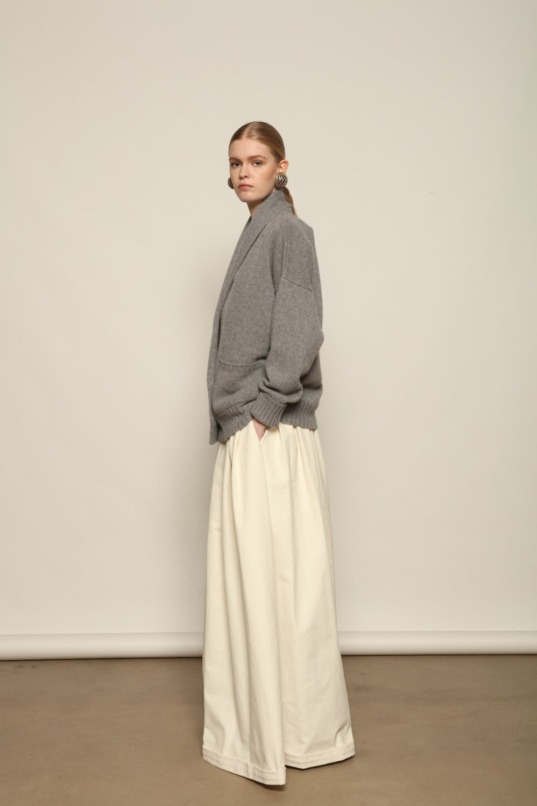 Model is wearing the Graphite Henriette Cardicoat by House of Woven Stories, an ethically sourced pure cashmere double-breasted coat with shawl collar, fluid drape and graphite grey tone; model Eleonor is 1.77 m wearing size S.