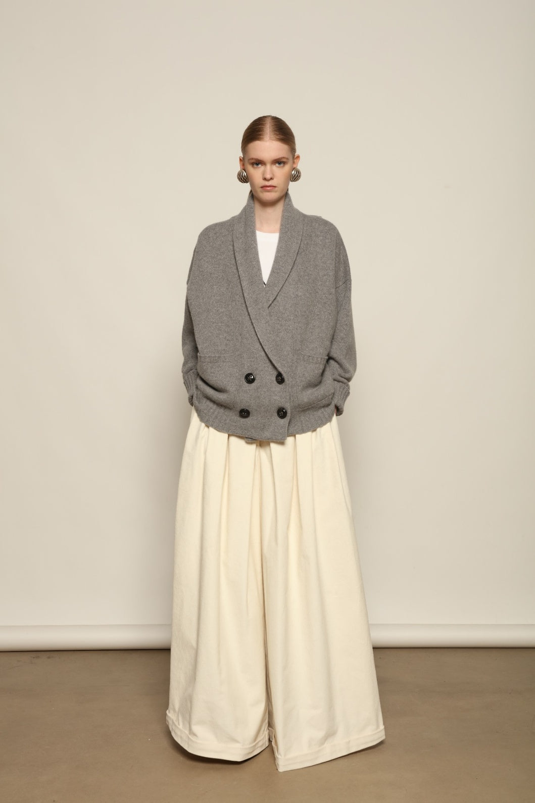 Model is wearing the Graphite Henriette Cardicoat by House of Woven Stories, an ethically sourced pure cashmere double-breasted coat with shawl collar, fluid drape and graphite grey tone; model Eleonor is 1.77 m wearing size S.