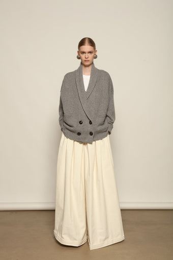 Model is wearing the Graphite Henriette Cardicoat by House of Woven Stories, an ethically sourced pure cashmere double-breasted coat with shawl collar, fluid drape and graphite grey tone; model Eleonor is 1.77 m wearing size S.