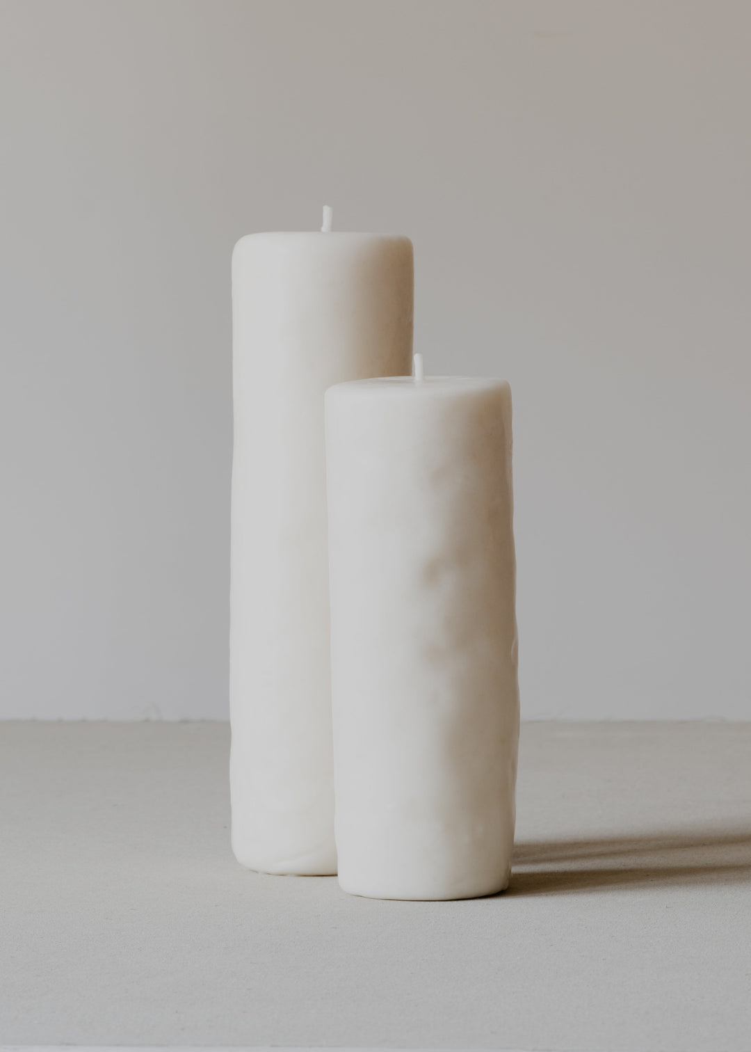 KLOTZ 1-Wick Round High beeswax candle by Oberflacht, part of the House of Nomad Stories selection, handmade in the Black Forest with tall cylindrical form and unique variations in colour and texture.