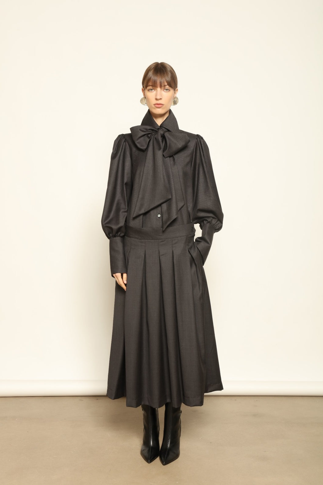 Larissa Super 100% Merino Wool Skirt by House of Nomad Stories – midi-length pleated skirt in soft, luxurious merino wool, tailored in Piemonte, Italy for timeless elegance and comfort.