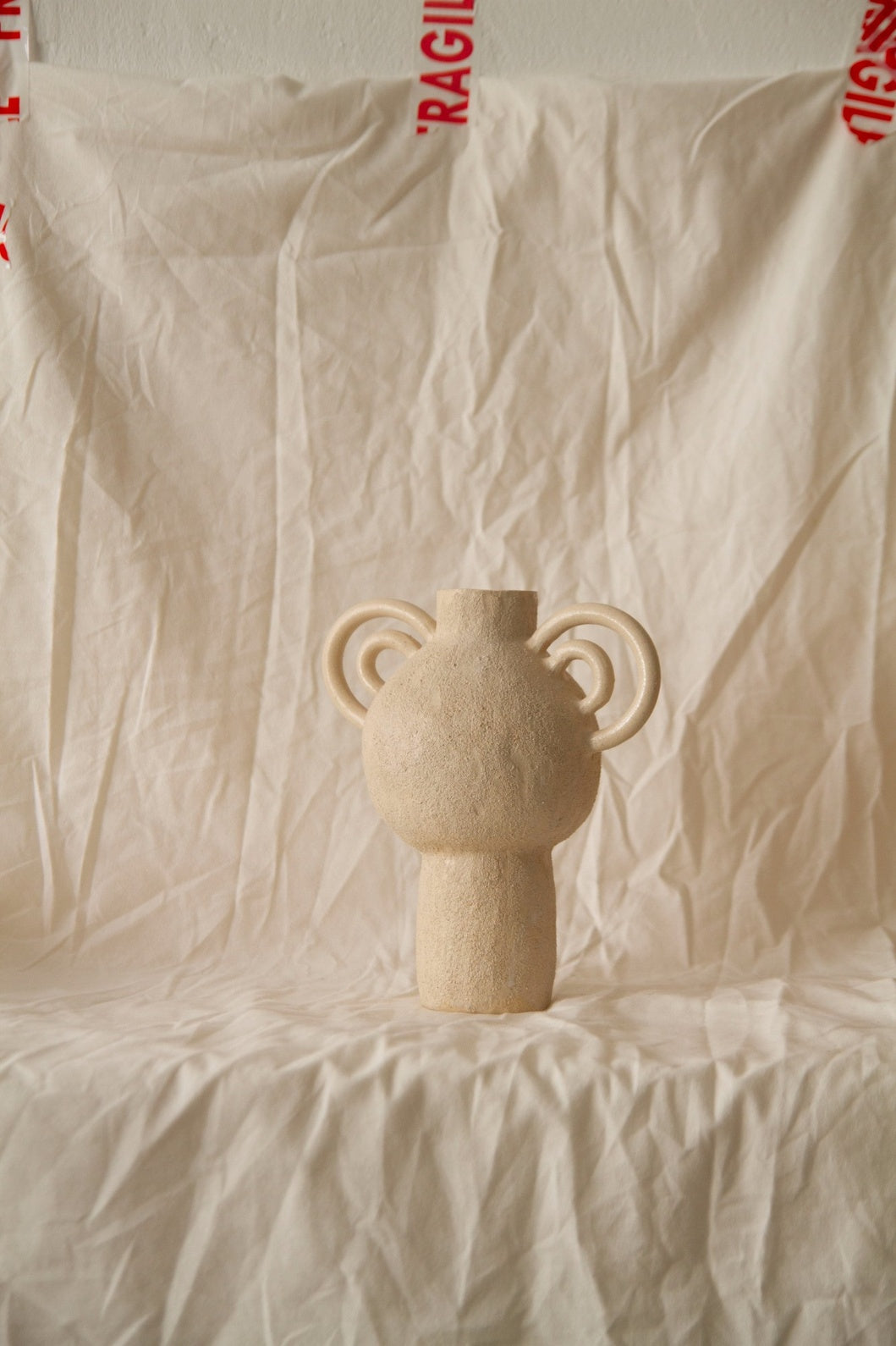 L’Enfant Lune aux Doubles Anses by Clandestine Céramique, handbuilt in sandy clay with double curving handles and soft glaze.