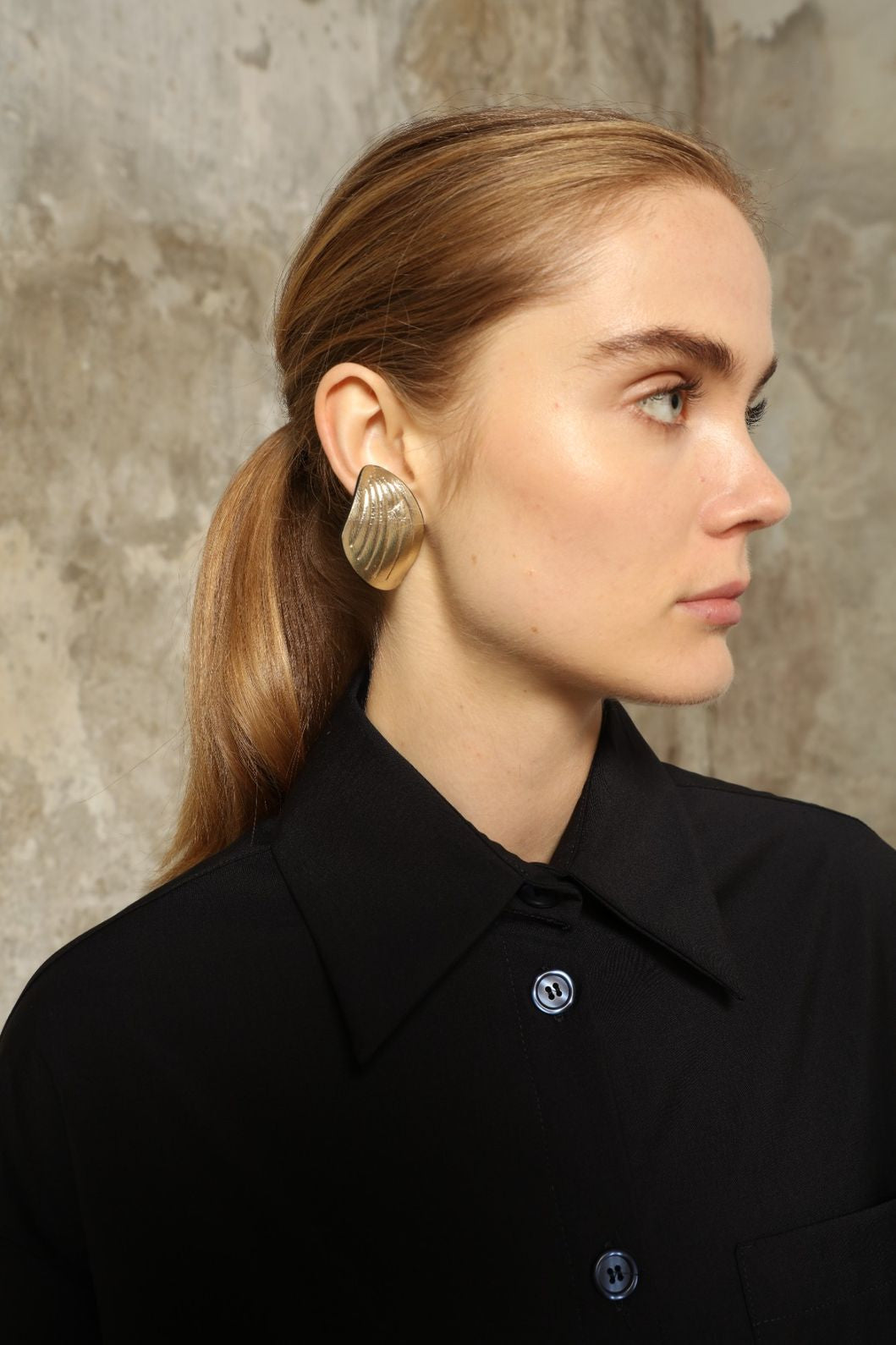 Loto Platinum Earrings by SO-LE STUDIO, part of the curated selection at House of Nomad Stories, handcrafted in Italy from upcycled Ferragamo leather with a platinum finish, inspired by lotus petals and expressing sustainable sculptural elegance.
