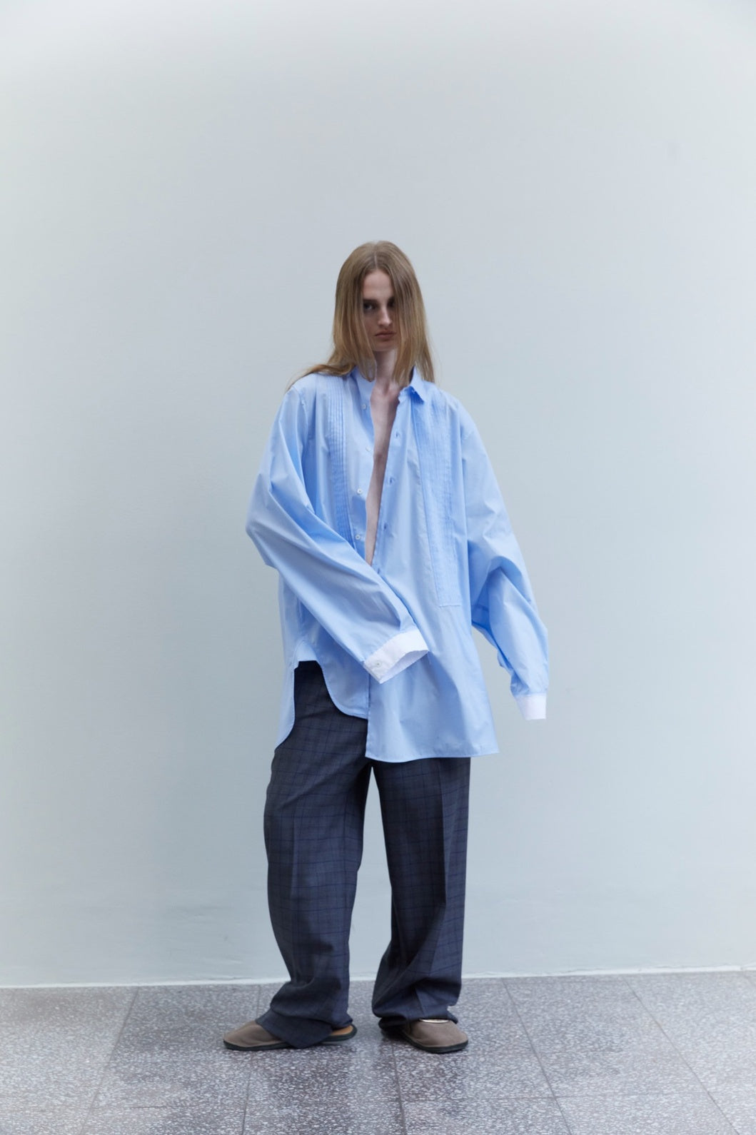 Maison Jejia Crazy Smoking Shirt in sky blue, highlighting its fluid oversized shape, long sleeves and airy plissé detailing.
