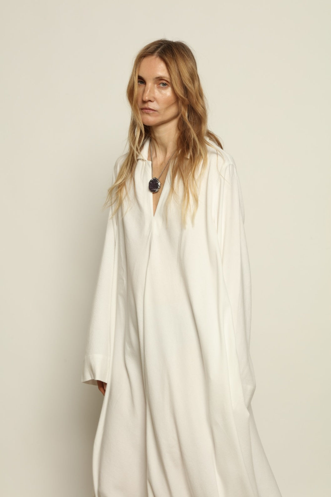 V-Neck Ecru Caftan by Marrakshi Life, handcrafted in Marrakesh with a soft ecru tone, flowing silhouette, wide sleeves and a clean V-neckline.
