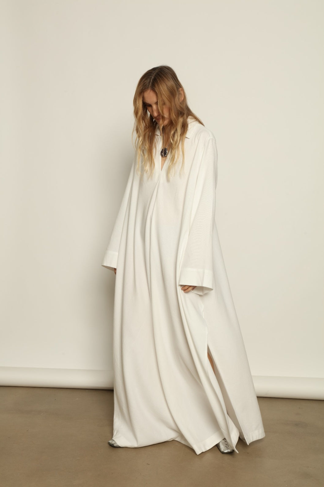 V-Neck Ecru Caftan by Marrakshi Life, handcrafted in Marrakesh with a soft ecru tone, flowing silhouette, wide sleeves and a clean V-neckline.
