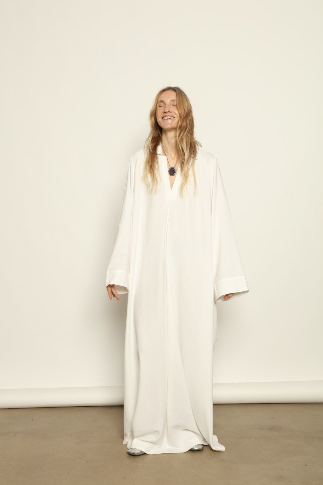 V-Neck Ecru Caftan by Marrakshi Life, handcrafted in Marrakesh with a soft ecru tone, flowing silhouette, wide sleeves and a clean V-neckline.