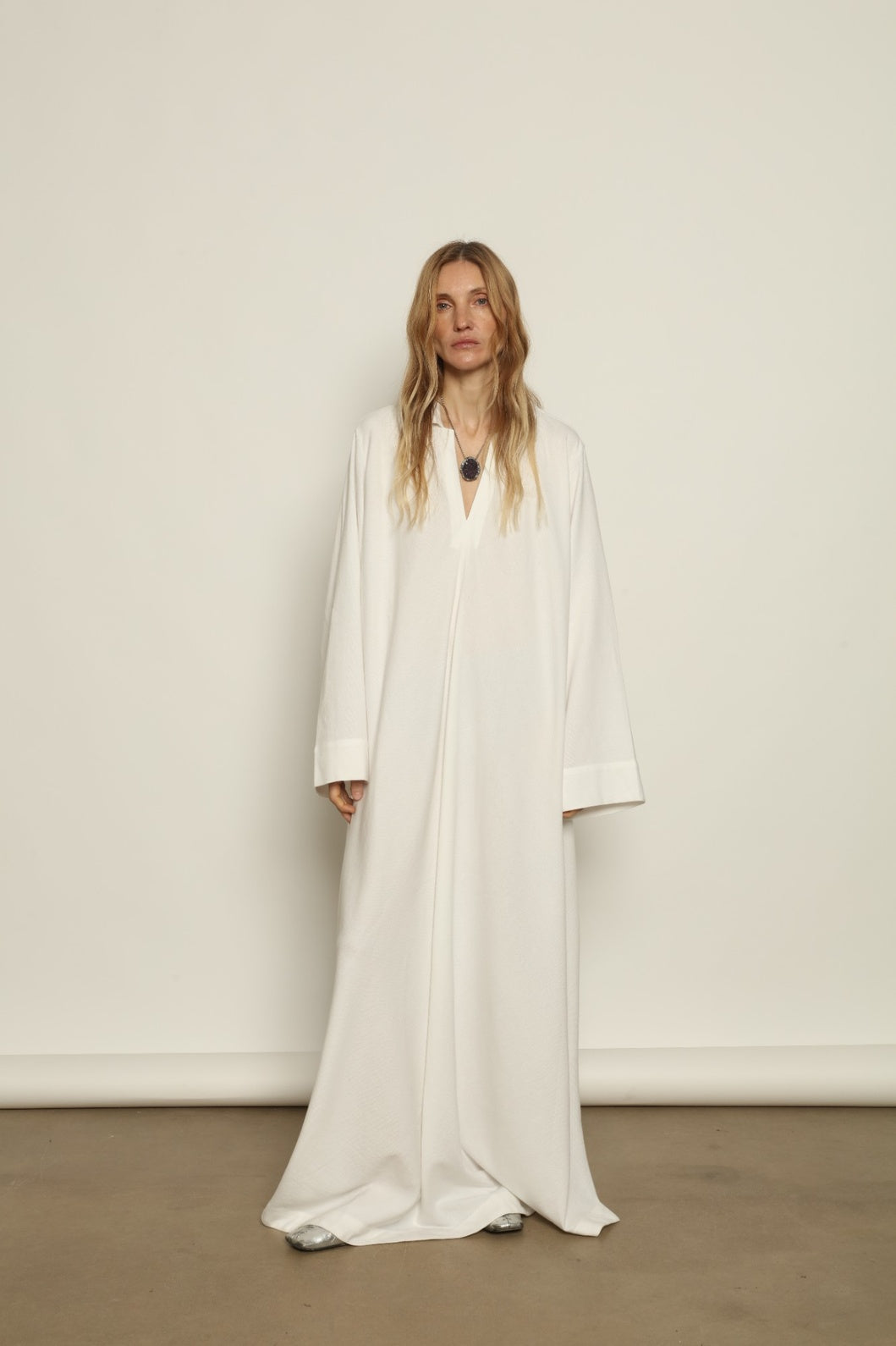 V-Neck Ecru Caftan by Marrakshi Life, handcrafted in Marrakesh with a soft ecru tone, flowing silhouette, wide sleeves and a clean V-neckline.