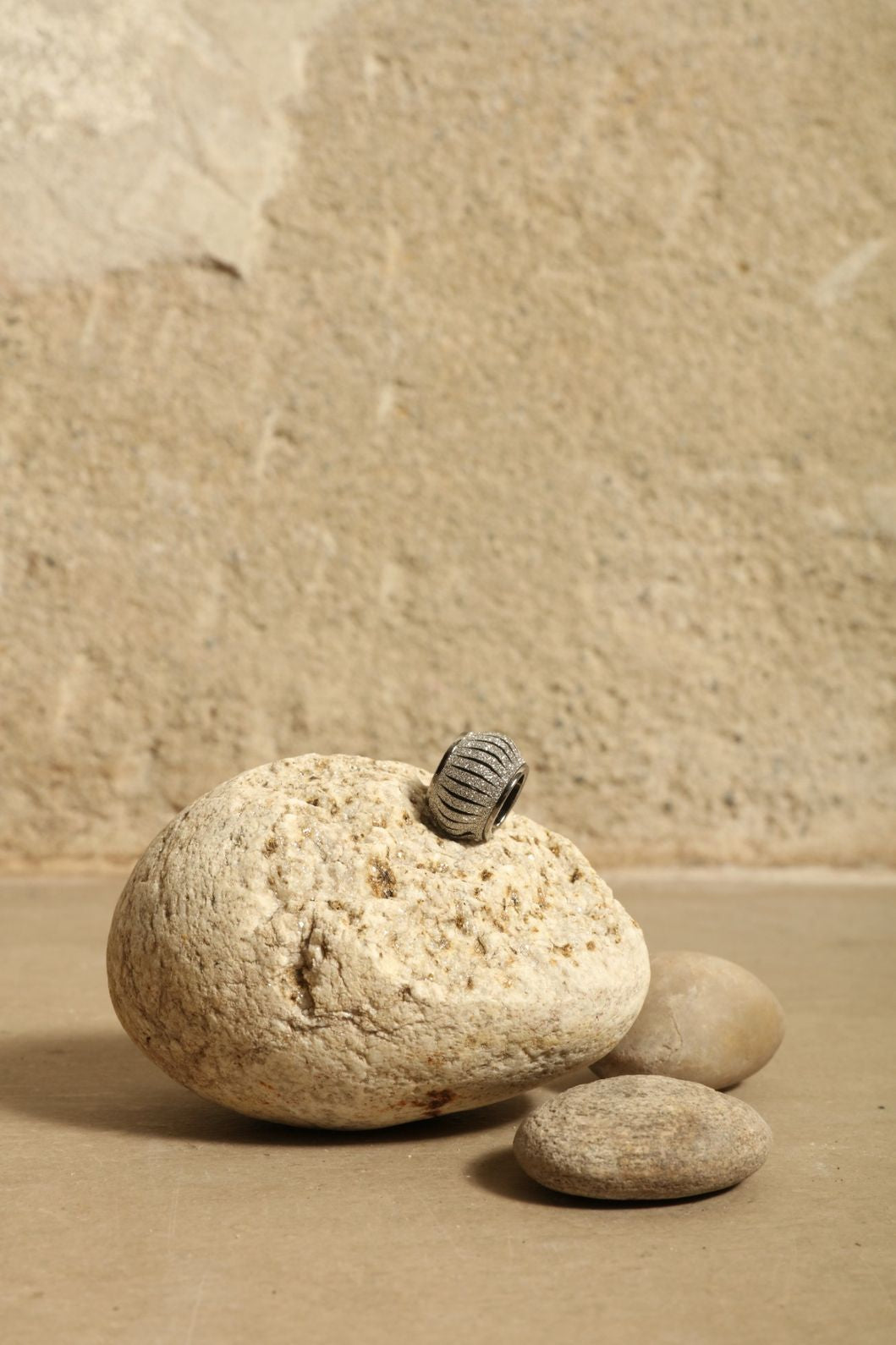 Mono Crystal Silver Earcuff by SO-LE STUDIO, part of the curated selection at House of Nomad Stories, handcrafted in Italy from upcycled Ferragamo leather with a silver metallic finish and single crystal accent, expressing minimalist sustainable elegance.