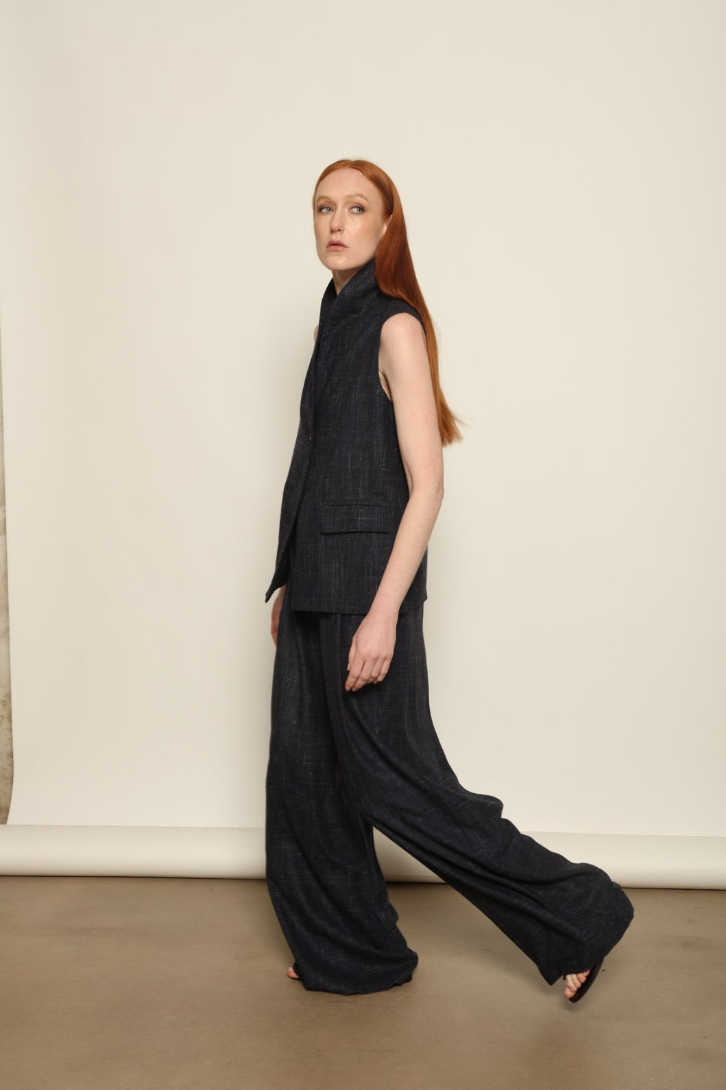 Model is wearing the Parigi night blue and white trousers from the House of Woven Stories selection, featuring fluid tailored pants made in Italy in Piedmont with an ethical fashion approach and timeless contemporary design.