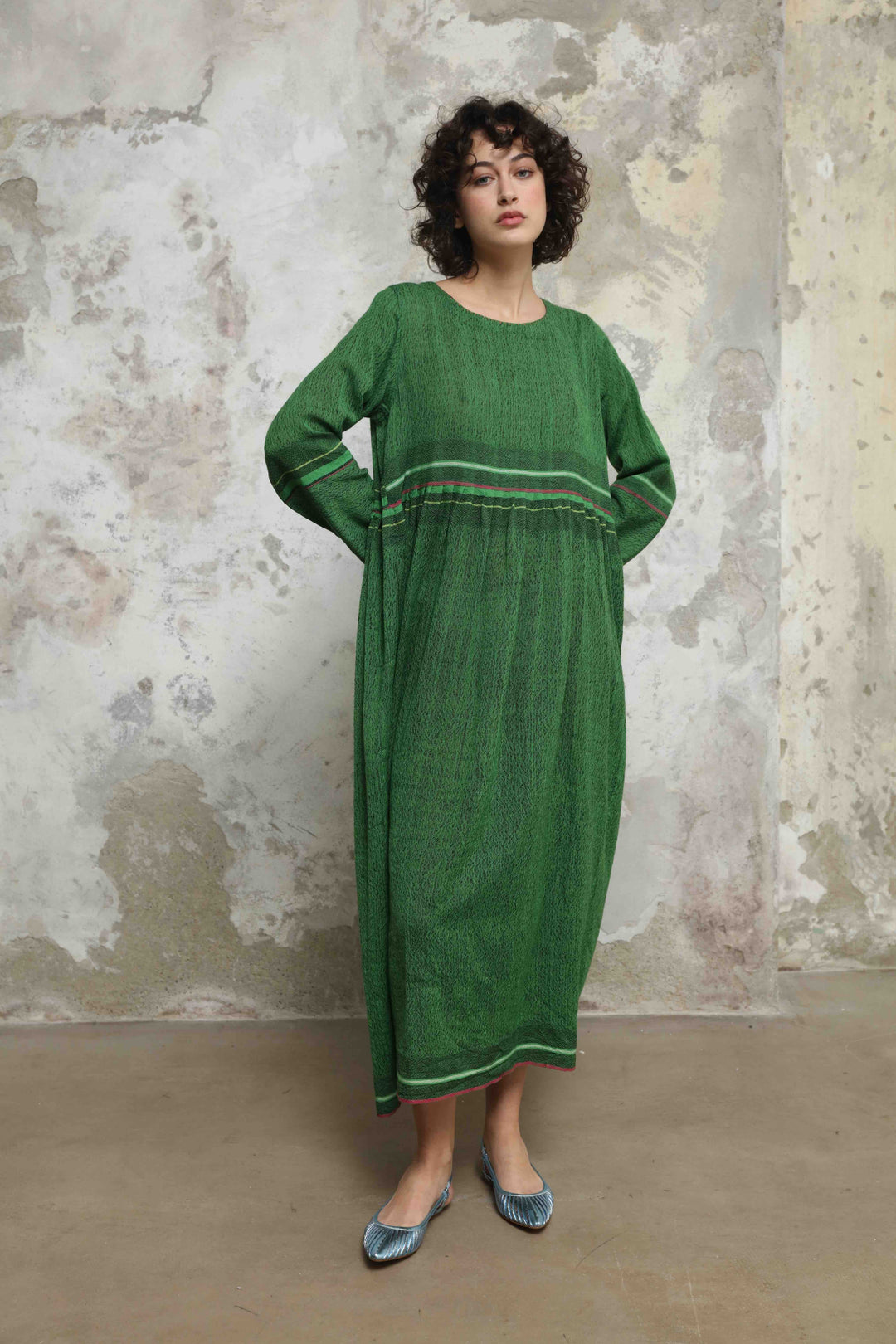 Handloomed green pure wool midi dress Rang 08 by Injiri, artisan-made in India with sustainable craftsmanship. Available at House of Nomad Stories.