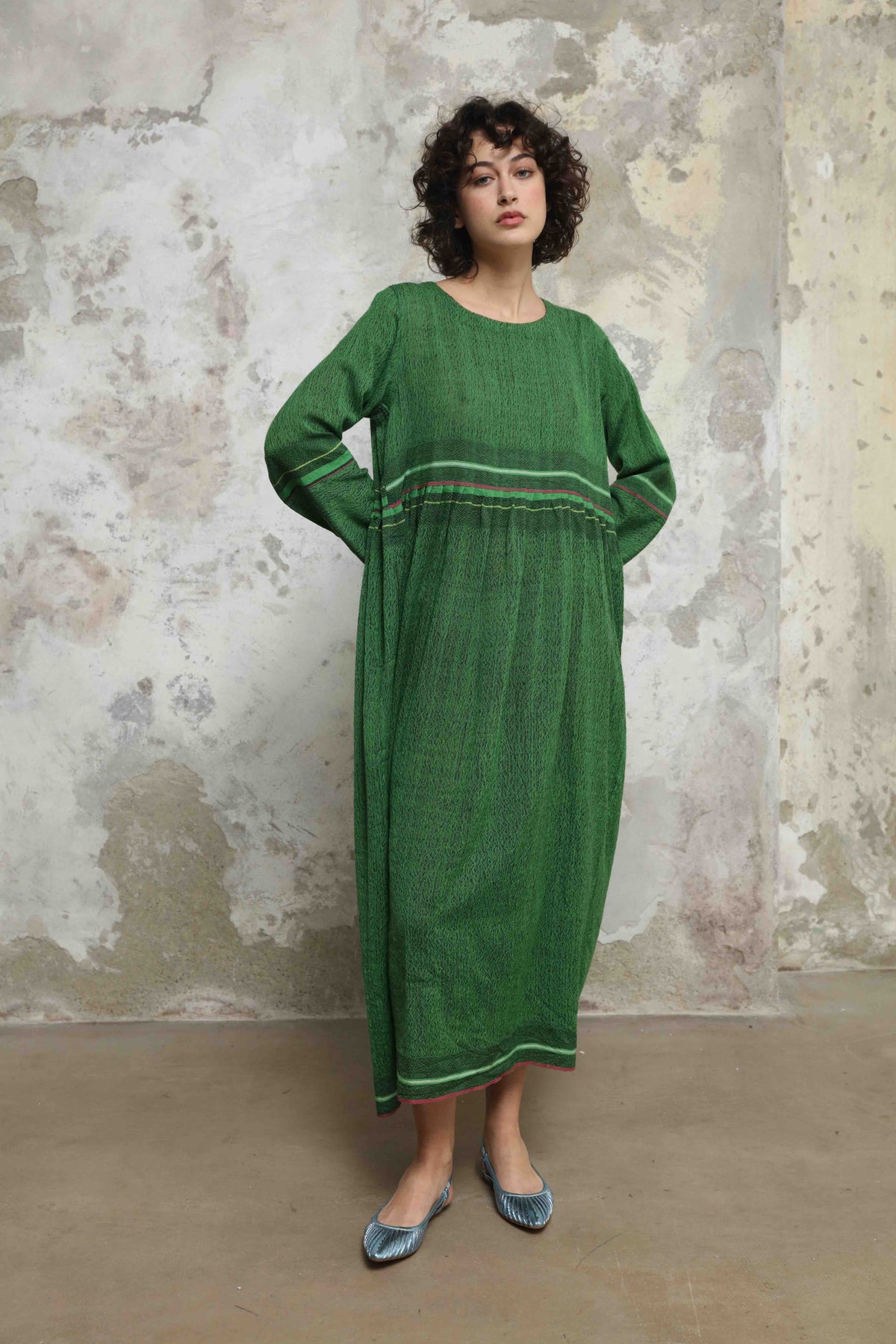 Handloomed green pure wool midi dress Rang 08 by Injiri, artisan-made in India with sustainable craftsmanship. Available at House of Nomad Stories.