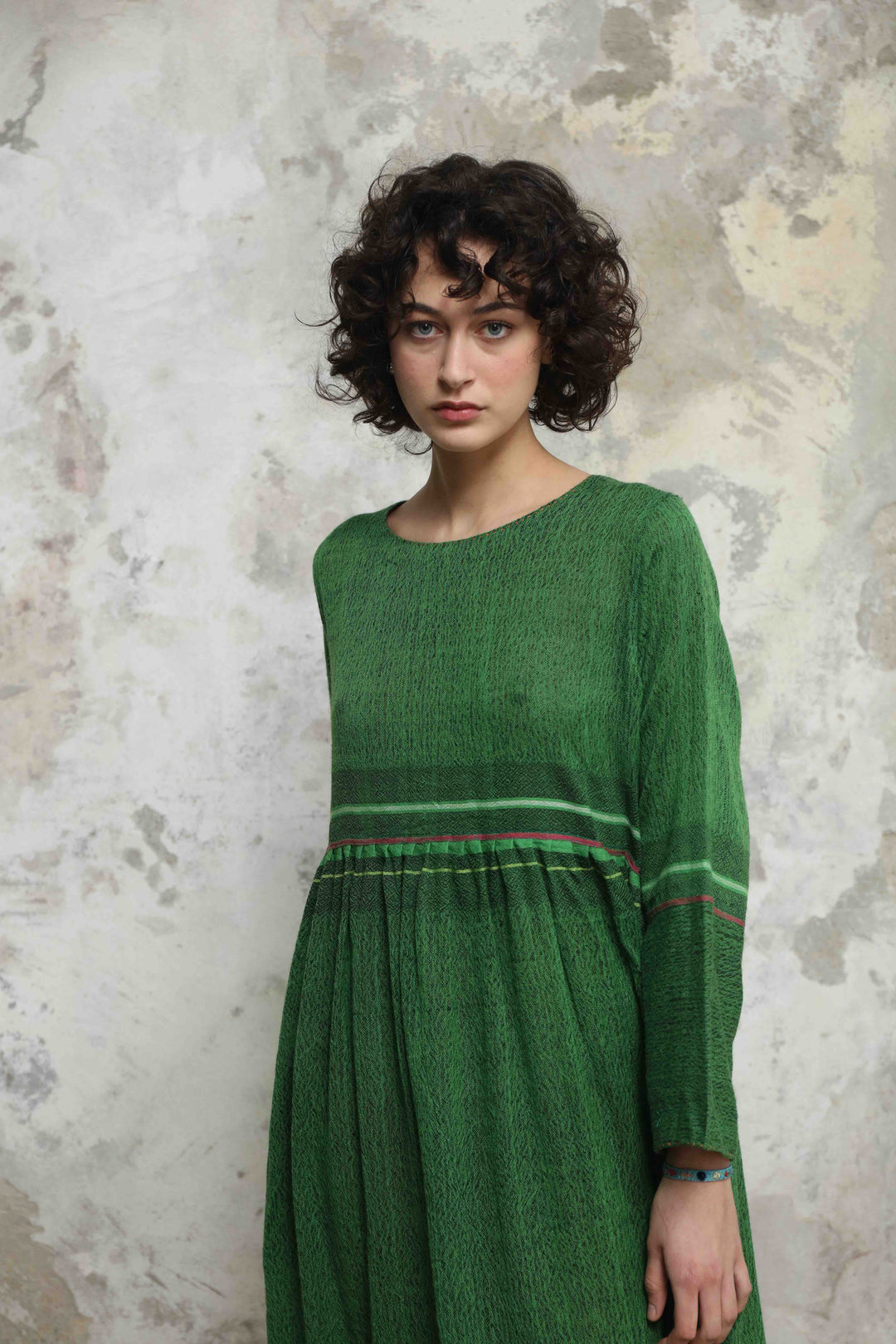 Handloomed green pure wool midi dress Rang 08 by Injiri, artisan-made in India with sustainable craftsmanship. Available at House of Nomad Stories.
