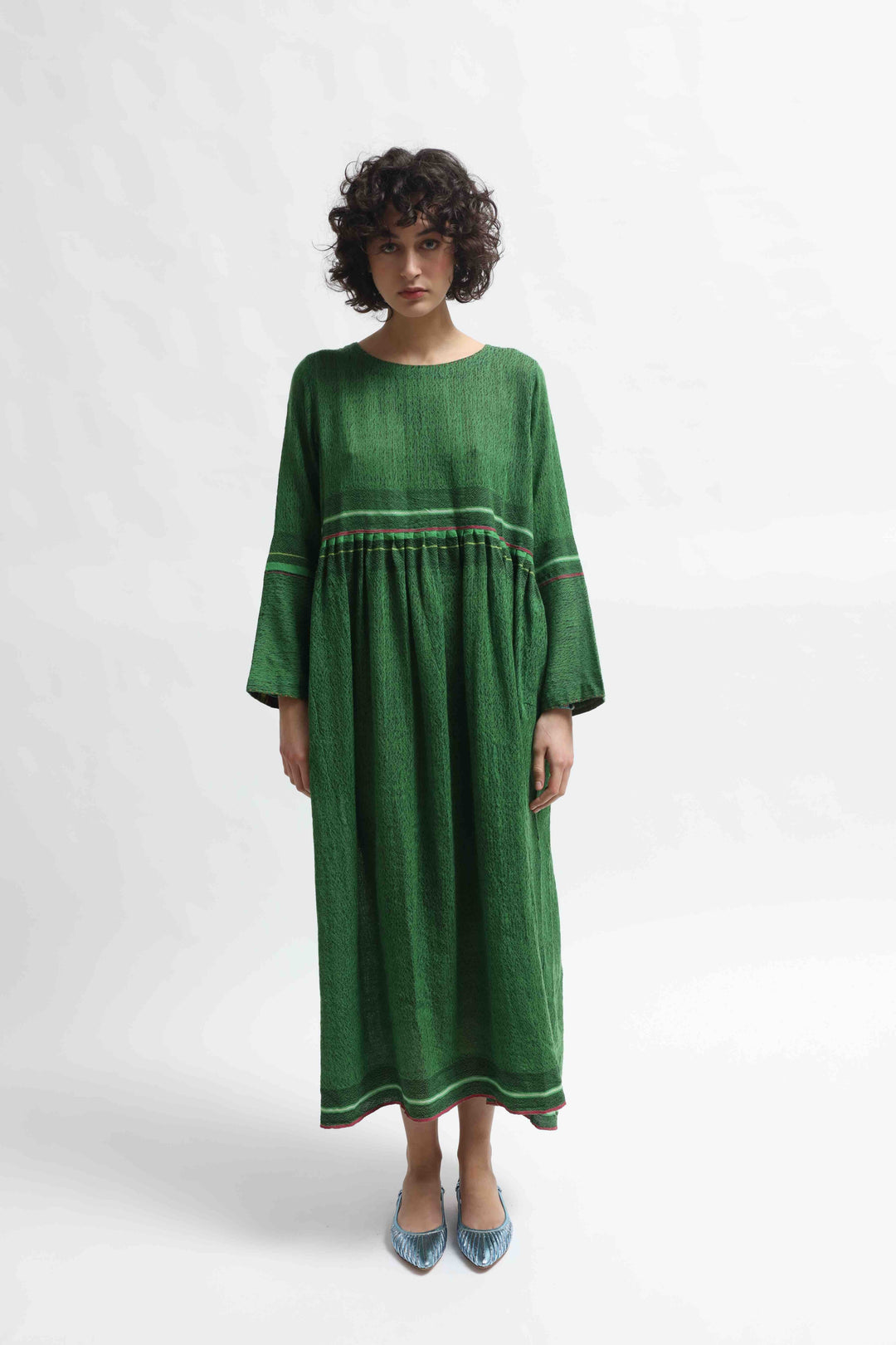 Handloomed green pure wool midi dress Rang 08 by Injiri, artisan-made in India with sustainable craftsmanship. Available at House of Nomad Stories.