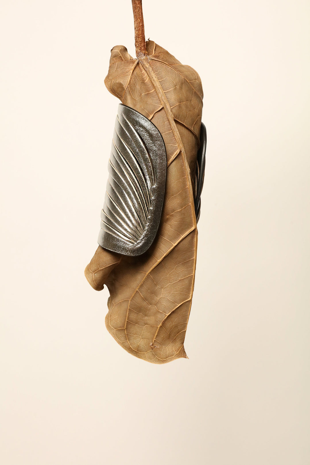 Anemos Silver leather bracelet by SO-LE STUDIO, part of House of Nomad Stories selection, handcrafted in Tuscany, silver-toned sculptural design on the wrist