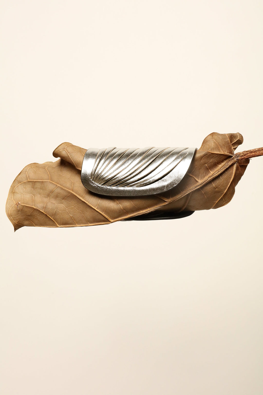 Anemos Silver leather bracelet by SO-LE STUDIO, part of House of Nomad Stories selection, handcrafted in Tuscany, silver-toned sculptural design on the wrist